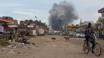 Судан: столица страны Хартум подверглась авиаударам, несмотря на перемирие; тысячи людей ждут эвакуации - fokus-vnimaniya.com - Ливия - Сирия - Судан - Хартум