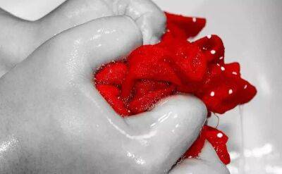 Почему нужно мыть пол красной тряпкой: старинное поверье, которое удивит - lifehelper.one
