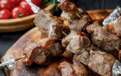 Шашлик, не виходячи з дому: м’ясо буде смачне, як на грилі (РЕЦЕПТ) - hochu.ua