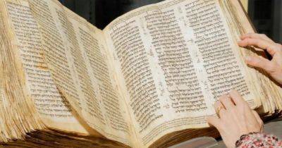 Найстарішу Біблію на івриті продали на аукціоні за велику суму: хто її купив? - womo.ua - New York - Ізраїль