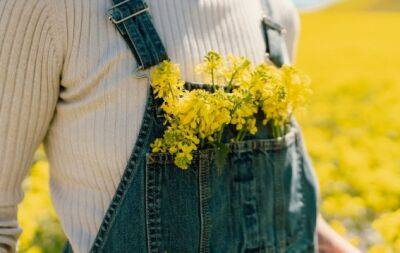Не поспішайте позбавлятися: як носити джинсовий комбінезон навесні та влітку 2023 - hochu.ua