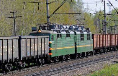 Ад машиниста: какой смысл вставлять локомотив в середину состава между вагонами - chert-poberi.ru