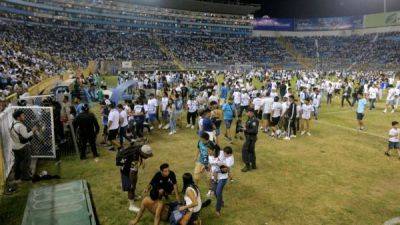 В давке на стадионе в Сальвадоре погибли по меньшей мере 12 человек - fokus-vnimaniya.com - Сан-Сальвадор