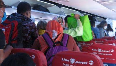 Пассажир самолета растолкал стоящих в очереди на выход и вызвал споры в интернете - fokus-vnimaniya.com