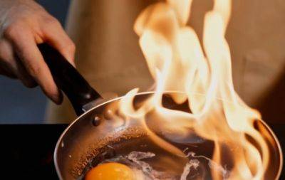Якщо загорілась сковорода: найпростіші способи збити полум’я - hochu.ua