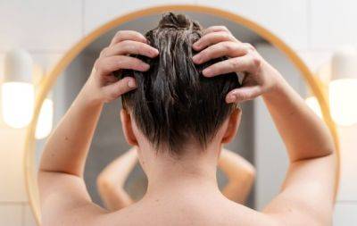 Не нашкодьте: 5 помилок, які ми робимо під час миття волосся - hochu.ua