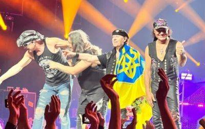 Синьо-жовте тло, український прапор і символічна пісня: гурт Scorpions знову підтримав Україну (ФОТО) - hochu.ua - Україна