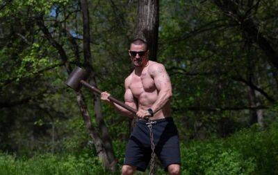 Фанатки мліють: Тарас Цимбалюк засвітив гору м’язів під тренування на вулиці (ФОТО) - hochu.ua