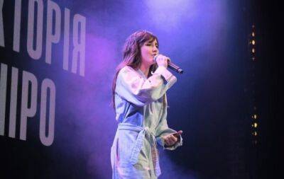 Після скандалу з Wellboy 19-річна співачка Victoria Niro розірвала контракт Papa music - hochu.ua - місто Вікторія