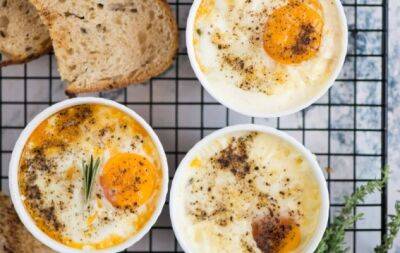 Сніданок по-королівськи! Рецепт запечених яєць — улюбленої страви Чарльза III - hochu.ua