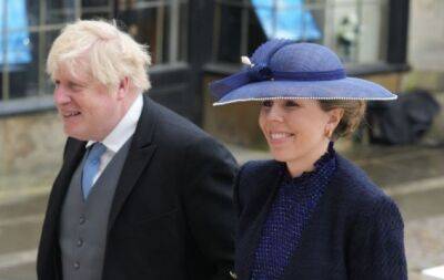 Борис Джонсон разом із дружиною на коронації Чарльза III: невже вбрання Керрі на щось натякає? - hochu.ua