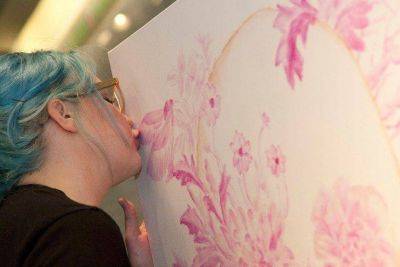Картины без карандашей и красок: необычные художники, использующие в своих работах кофе, плесень и поцелуи - lifehelper.one - Англия