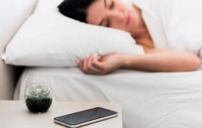 Чому телефон не варто тримати на тумбочці біля ліжка: чотири головні проблеми, які через це виникають - hochu.ua