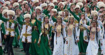 У Туркменістані студенток змушують носити довгі коси - womo.ua