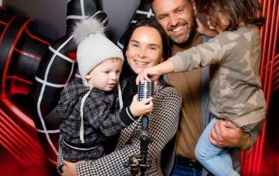 "Сіла до машини і розревілась": дружина Тімура Мірошниченка зустрілася з майбутнім сином у дитбудинку - hochu.ua - місто Житомир