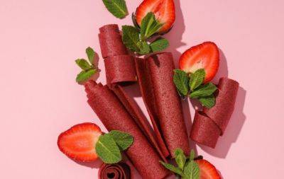 Діти не будуть просити цукерки: рецепт елементарних копійчаних солодощів з полуниці - hochu.ua