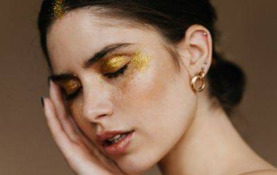 Блищати можна і зранку, і ввечері: модні варіанти макіяжу із золотом (ФОТО) - hochu.ua