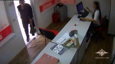 В Пскове мужчина напал с сапёрной лопатой на офис микрозаймов - porosenka.net - Россия - Псков