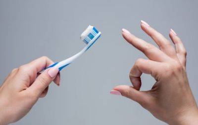 Після хвороби і не тільки. Як часто насправді треба міняти зубну щітку? - hochu.ua