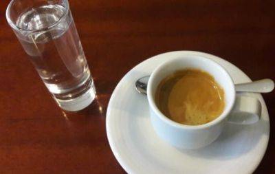 Лише гурмани знають правду: чому каву подають з водою та ложкою - hochu.ua