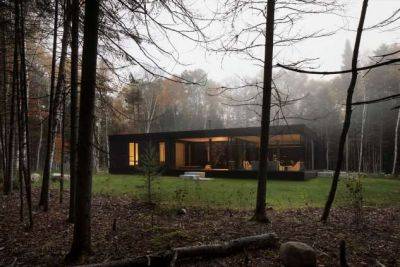 Чёрный минималистский дом на лесной поляне в Канаде - chert-poberi.ru - Канада