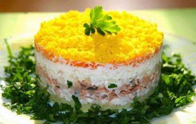 Популярна святкова закуска: класичний салат “Мімоза” (РЕЦЕПТ) - hochu.ua