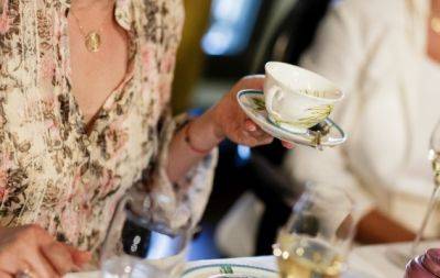 Страшна вульгарність: колишній дворецький королівської сімʼї розповів, як пити чай, щоб не осоромитись - hochu.ua