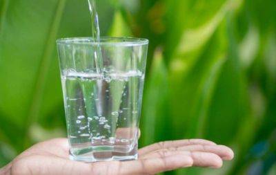 Чи справді треба пити по 1,5 літра води на день? Експертна відповідь, якій можна довіряти на всі 100% - hochu.ua