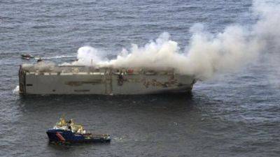 У берегов Нидерландов загорелось судно с 3 тысячами автомобилей на борту - fokus-vnimaniya.com - Германия - Голландия