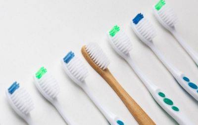 Не викидайте стару зубну щітку! Ось 5 випадків, коли вона стане вам в пригоді - hochu.ua