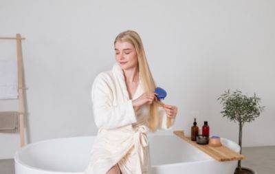 Без засобів та інструментів: як швидко почистити злив у ванній від волосся - hochu.ua