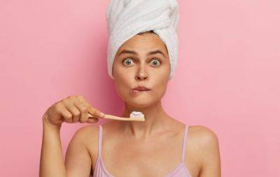Коли правильно чистити зуби вранці: до їжі чи після? Відповідь стоматолога багатьох дивує - hochu.ua