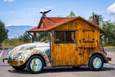 Посмотрите на деревянную избушку, сделанную из классического Volkswagen Beetle - chert-poberi.ru - Италия