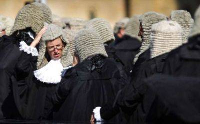 Почему массивные парики стали неотъемлемой частью образа британского судьи - milayaya.ru - Англия