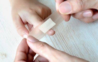 10 видів медичного пластиру + 3 лайфхаки, які допоможуть зробити так, щоб він точно тримався на шкірі (ВІДЕО) - hochu.ua