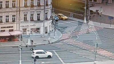 Курьер на электровелосипеде снёс пенсионерку на пешеходном переходе в центре Москвы - porosenka.net - Москва