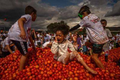 Ла Томатина — колумбийский фестиваль битвы помидорами - chert-poberi.ru - Испания