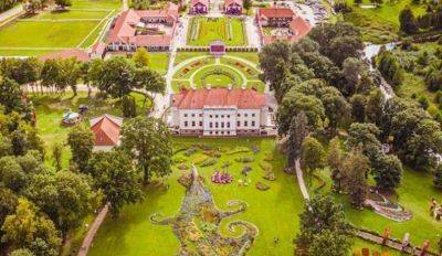 Посетителей Пакруойской усадьбы завораживает рекордных размеров цветник площадью 2300 квадратных метров - lifehelper.one - Рига - Литва