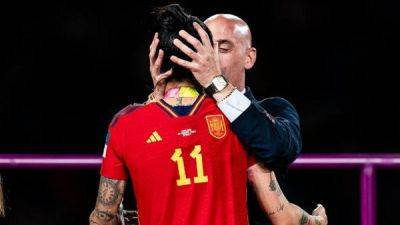 Скандал с поцелуем продолжается: глава испанской федерации футбола временно отстранен, федерация обвиняет жертву поцелуя во лжи - fokus-vnimaniya.com - Англия - Испания
