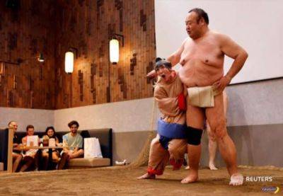 Как ветераны сумо веселят туристов в Японии - chert-poberi.ru - Япония - Токио