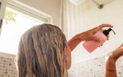 Як правильно мити голову: 7 порад від експертки з волосся - hochu.ua