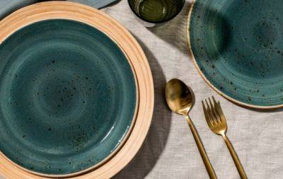 Виделка, ложка і чашка: чому наші пращури їли в гостях зі свого посуду - hochu.ua