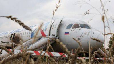 «Гораздо более опасная ситуация». Почему A320 предпочел сесть в поле, а не выкатиться за пределы полосы на аэродроме? - fokus-vnimaniya.com - Новосибирск - Омск