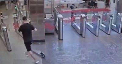 Мужчина с самокатом разбил створку турникета в метро - porosenka.net - Россия