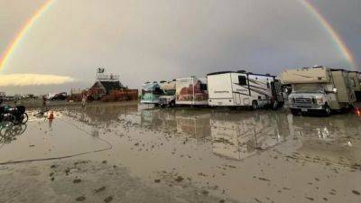 Посетители фестиваля Burning Man застряли в пустыне из-за проливных дождей. Один человек погиб - fokus-vnimaniya.com - Сша - штат Невада