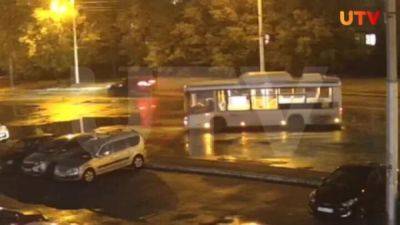 Автобус без водителя скатился по дороге и врезался в три припаркованные иномарки - porosenka.net - Уфа