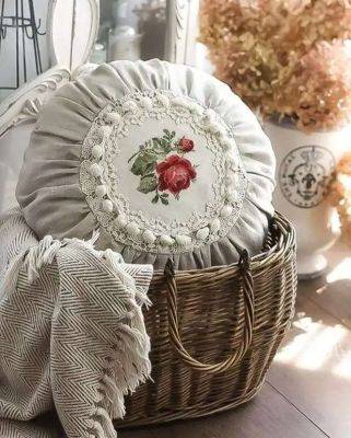 Создаём уют в доме. Идеи декоративных подушек — с розами и оборочками - milayaya.ru