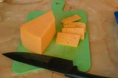 Положите рядом в холодильнике один продукт: сыр будет храниться гораздо дольше - lifehelper.one