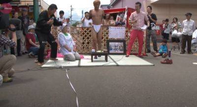 В Японии проходят соревнования по гневному опрокидыванию столов - porosenka.net - Япония