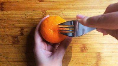 Как быстро почистить мандарин руками и не обрызгаться соком: простой способ - lifehelper.one